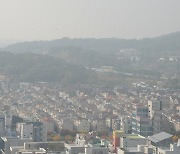 '미세먼지와 초미세먼지로 회색 빛 가득한 도심'