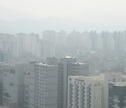 '미세먼지와 초미세먼지로 뿌옇게 보이는 아파트'