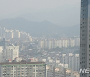 '미세먼지에 뿌옇게 보이는 도심'