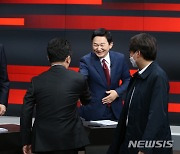 시선 돌린 윤석열 후보