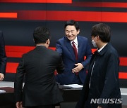 윤석열·유승민 지지자 토론회장 앞 충돌..劉측 "윤석열 사과하라"