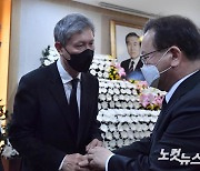 故 노 전 대통령 빈소 찾은 김부겸 총리