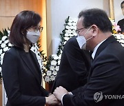 고 노태우 전 대통령 빈소 찾은 김부겸 총리