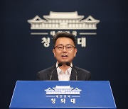 이철희 정무수석 "전두환 국가장, 일고의 가치도 없어"