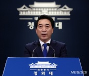 靑 "한미 종전선언 논의, 속도감 있게 진행 중..이견 동의 못해"(종합)