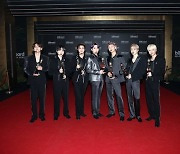 BTS, 아메리칸뮤직어워즈 '올해의 아티스트' 등 3개 부문 후보..아시아가수 최초