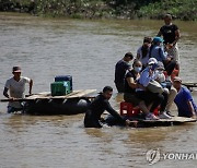 니카라과인, 온두라스 원정 백신 접종..'배 타고 말 타고' 국경 넘어