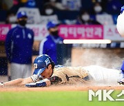 최정원 '모래바람 일으키며 득점' [MK포토]