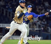 [MD포토] 백정현 '안정적인 수비'