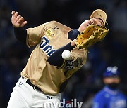 [MD포토] 노진혁 '어처구니없는 실책'