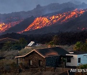 주변 가옥 위협하는 스페인 화산 용암