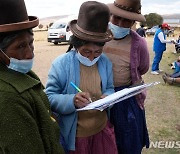 백신 접종 서류 서명하는 페루 원주민들