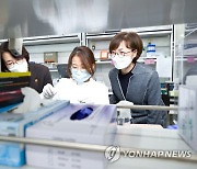 서울대 RNA 연구실 둘러보는 임혜숙 장관