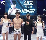 세 번의 도전 끝에 첫 승 달성한 장경빈을 축하하는 로드FC 박상민 부대표