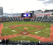 홈팀은 자존심이, 원정팀은 우승이 걸린 사직 최종전 매진