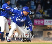 [MD포토] 김헌곤 '실책을 틈타 동점 만들었어'