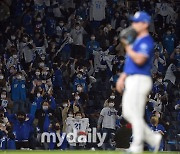 [MD포토] 삼성팬들의 환호 '우리에게는 마무리 오승환이 있다'