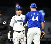 [MD포토] 양의지 '오재일, 우승을 응원할게'