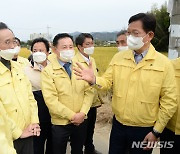 '송하진 전북도지사와 대화 나누는 송영길 더불어민주당 당대표'