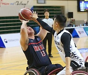 골밑 슛 시도하는 김우경