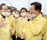 벼 병해충피해 현장 방문해 대화 나누는 송영길 당대표와 송하진 전북도지사