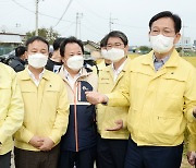 '주민들과 대화 나누는 송영길 더불어민주당 대표'