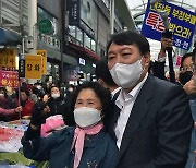 대구 지지자와 기념사진 찍는 윤석열 후보