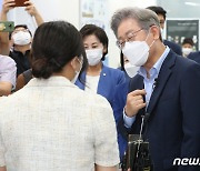 이재명, '2030 여심' 잡기 나선다..농구장서 여성 체육인과 게임