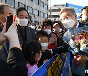 1호 공약 '성장 회복'..이재명 '정책'으로 박스권 지지율 돌파 시동