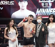 ARC 첫 승 거둔 한민형과 기념 사진 촬영하는 로드FC 케이지 닥터 정병원 정우문 원장