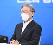 이재명 "우울할 땐 국힘 토론 보며 웃어" 野 "비웃음, 조커 오버랩"