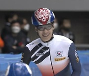 흔들리는 쇼트트랙 대표팀..황대헌 500m 금메달로 체면치레