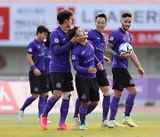 [K리그2 리뷰] 안양, '강의빈 퇴장' 부천에 4-1 대승..'2위+PO직행'