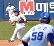 [MD포토] 오선진 '겨우 잡았어'