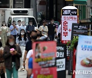 '백신 접종' 서비스업 회복세..中企 취업, 21년 만에 최고