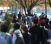 '할인행사 맞아 마트 찾은 시민들'