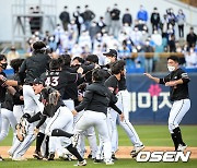 우승 KT, '한국 시리즈로 직행' [사진]