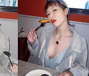 현아, 던이랑 '결혼설' 돌더니 가슴골 훤히 드러난 잠옷느낌 시스루룩도 '찰떡'