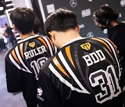 EDG 맹추격 뿌리친 젠지, 3세트 진땀승.. '매치 포인트' [롤드컵]