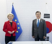 EU 집행위원장 "디지털 신기술 협력 필요" 文 "EU 정보보호법 기대"