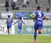 [K리그2 36R] '김인균 멀티골' 충남아산, 서울E에 2-1 승..'최종 8위'