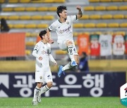 '신세계 중거리 동점골' 강원, 광주와 2-2 무승부..10위 도약