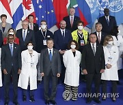 G20 정상회의에서 의료진과 기념촬영하는 문재인 대통령