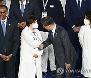 G20 정상회의에서 만난 의료진과 인사하는 문재인 대통령