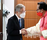 [포토]이재명 민주당 대선 후보, 김호일 대한노인회 회장과 악수