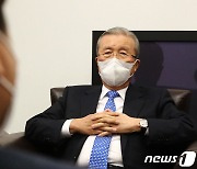 출판기념회 여는 김종인, 등판은 언제..尹이면 '신속' 洪이면 '차차'