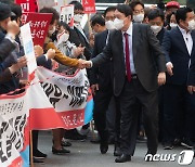 지지자들과 악수하는 윤석열