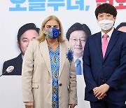 주한 유럽연합 대사와 기념사진 찍는 이준석 대표