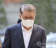 '2천억원대 횡령·배임 혐의' 최신원 SK네트웍스 회장 사임