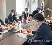 도미니카공화국 외교부 경제차관 면담하는 정대진 통상차관보